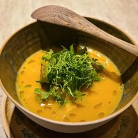 ad hoc  - ⑦松葉蟹(島根県産)のフラン、黄人参&イエローカレー&松葉蟹出汁の餡掛け、ハーブ載せ
                    松葉蟹出汁の茶碗蒸し、カレー餡掛けハーブ載せというイノベーティブな装い
                    ただフレンチとしてはどうだろうか・・・