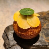 ad hoc  - ②尾長鴨&インカのめざめ&黒オリーブのペーストのベニエ、インカのめざめのスライス載せ、ナスタチューム載せ
                      丸い揚げドーナツの中身が肉系のペースト餡みたいな感じ、見た目は可愛いらしい