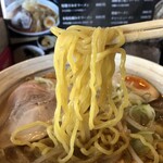 Ramen Koubou Miso Den - 黄色い中細縮れ麺は、硬めの茹で上げ。