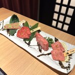 にく稲 - 塩肉盛り合わせ　
            牛タンと上越雪むろ芳醇和牛希少部位の四種盛り
            上タン塩、特製塩タレ（玉葱と出汁醤油）
            山葵焼き（九州醤油で）、赤身ステーキ瞬間スモーク