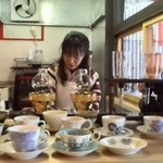 mohenro chaya - 好きなカップでお茶を飲むことができます、着物を着たお店のお嬢さん(*^艸^*