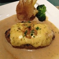 旬菜ステーキ処 らいむらいと - らいむらいとチーズハンバーグ200g 1680円