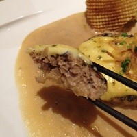 旬菜ステーキ処 らいむらいと - ソースをたっぷりつけて、頂きます♪