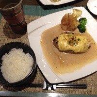 旬菜ステーキ処 らいむらいと - ご飯は硬めに炊かれて美味しい