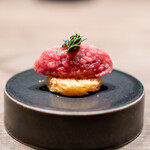 USHIGORO S. - キャビアと和牛の燻製タルタル