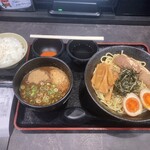 辛麺屋 桝元 - 料理写真:ビジュアルは煮玉子が効いてます!