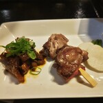 龍旗信 大阪津久野店 - 鴨胸肉のサイコロステーキ、鴨モモ肉の串焼き（塩焼、タレ焼）、堺は中村農園さんの蕪の浅漬け　★河内鴨より美味しかった