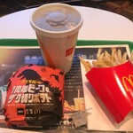 マクドナルド - 肉厚ビーフのフレーズに目が眩み、ザク切りポテトの文字が目に入らず、ポテトとのセットに違和感なく注文したという一枚。シートの人物はオードリーのお二人でした。シート裏にも色々書いてあったよ。