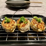 DEN - ほわほわジューシーな生つくね（わさび醤油）
                        を食べながら鍋が煮えるのを待つ。