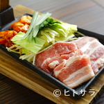 Irori Nikusuke - くわの形の鉄板で食材を焼き上げる『香心ポーク サムギョプサル風』