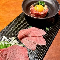 蕃 YORONIKU - ②冷製 サブトン、ヒレ
                    　本日の炙り（ウチモモ）激レアぶつ切りロースト