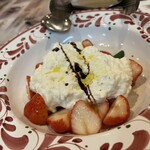 Pizzeria da Torachici - 苺のマリネとストラッチャテラチーズ（コース）　苺にこんな食べ方があったとは！
