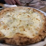 Pizzeria da Torachici - 追加のクワトロフォルマッジ　チーズの香りの違いが良くわかりました。