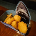 アミティ・ランディング・レストラン - サメ肉ナゲット＆フライドポテト