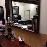 つけめん 玉 - 201312　玉　店内⇒ビールサーバーの左手に、券売機があります