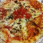 Pomodoro - テイクアウトしたミックスピザ。生地は薄すぎず厚すぎずもちもちで、美味しい！デリバリーのピザの油っこさがなく、ペロリと食べられるお味♪950円です。