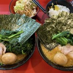 家系総本山 吉村家 - 左ラーメン＋生ほうれん草＋のり＋味玉　右中盛チャーシューメン＋のり＋味玉　　　上は野菜畑とライス