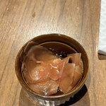 Koube Yakitori Sutando Nonotori - お通しのガリはお代わりできます。　ほんのり醤油と胡麻油かな、とっても美味しいお通しです。好き