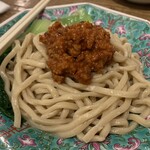 高橋と小籠包 - 汁無し担々麺。酒のアテには良いが、飲まずに食事だけ…の時は寂しい感じかも。