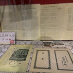 とり天発祥の店 レストラン東洋軒 - 風除室に展示されている昔のメニュー表たち