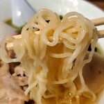 コクミンショクドウ - 麺は中細ちぢれ麺