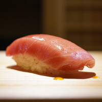 佐野鮨 - ◇中トロ
                    この厚みを見るだけで圧倒される至極のフォルム。