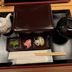 Unagi No Naruse - 追加のタレとお吸い物、きゅうりのキューちゃんっぽい物とガリ、味変用？ネギワサビ。