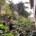 百名伽藍 - 天然の岩を彫刻し、釈迦三尊像に。