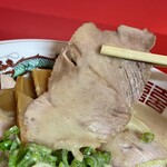 とん吉 - 大判なチャーシューも美味