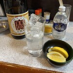 Norakuro Oozeki - 炭酸とカットレモンでチューハイを