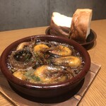 熊本縣產芝蝦和蘑菇的大蒜橄欖油風味 (附法棒面包)