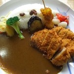 手づくりカレーやさん 倉 - トンヒレカツカレー（７５０円）カツ以外にも野菜がたくさん頂けます。レーズンもﾈ。