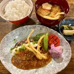 お食事処 だんらん日和 - 本日のランチ(¥1,980) メイン：網焼きおろしハンバーグ・ごはん・みそ汁