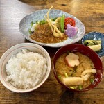 お食事処 だんらん日和 - 本日のランチ(¥1,980) メイン：網焼きおろしハンバーグ・ごはん・みそ汁