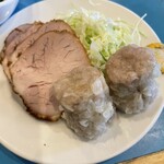 やじ満 - 名物、手作りシウマイとチャーシューのセット