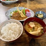 お食事処 だんらん日和 - 本日のランチ(¥1,980) メイン：網焼きおろしハンバーグ・ごはん・みそ汁