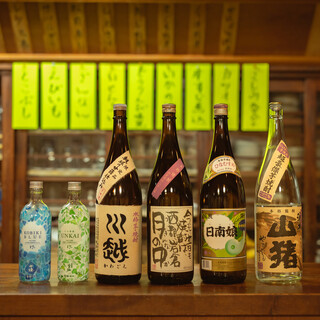 定番から新作まで、宮崎の焼酎の品揃えに力をいれる。