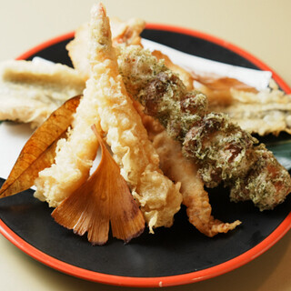 推出荞麦面寿司、荞麦天妇罗、萨摩斗鸡等丰富的菜单。