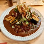 マダム・カリー - 牛すじネギカレー1,000円＋トッピングナス100円。