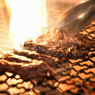 A gorgeous black grill! Increase your appetite with fragrant charcoal!