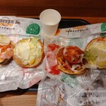 バーガーキング - 提供品(中身、左：クアトロチーズ、右：ベーコンチーズ)