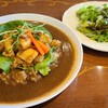 Ichigakushou Mikansei - 日替わりカレーセット(税込950円)
                ①豚肉&玉葱&豆腐のピリ辛炒め載せ欧風カレー
                ②レタスサラダ