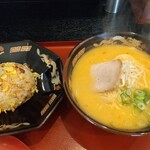 中華食堂 白鳳 - 味噌ラーメンと半焼き飯