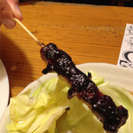 Yakitori Zen - 福岡の定番焼鳥串と言えば、豚ばら。塩焼きも食べましたが、
                      
                      味噌ばらもあります。
                      味噌はいわゆる甘い田楽味噌でした。
                      