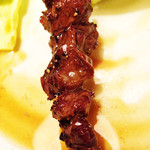 焼とり然 - 牛すじ串焼。
アキレスではなく、ニクニクしいスジ肉です。
