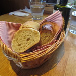 GRAND DELI - サクサクの２種類のパンは、オリーブオイルで頂けます。