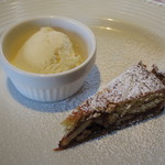 GRAND DELI - デザートは、胡桃のヌガータルト、アイス添えです。