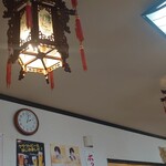 中国料理 逸品餃子 - 中華な店内。