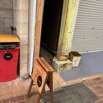 アパートメント - アーケードのこの狭いとこからはいっていきます