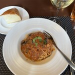 Trattoria Azzurri - 北海道産の魚介とアンチョビ、オリーブ、ケッパーの娼婦風トマトソース　スパゲッティーニ